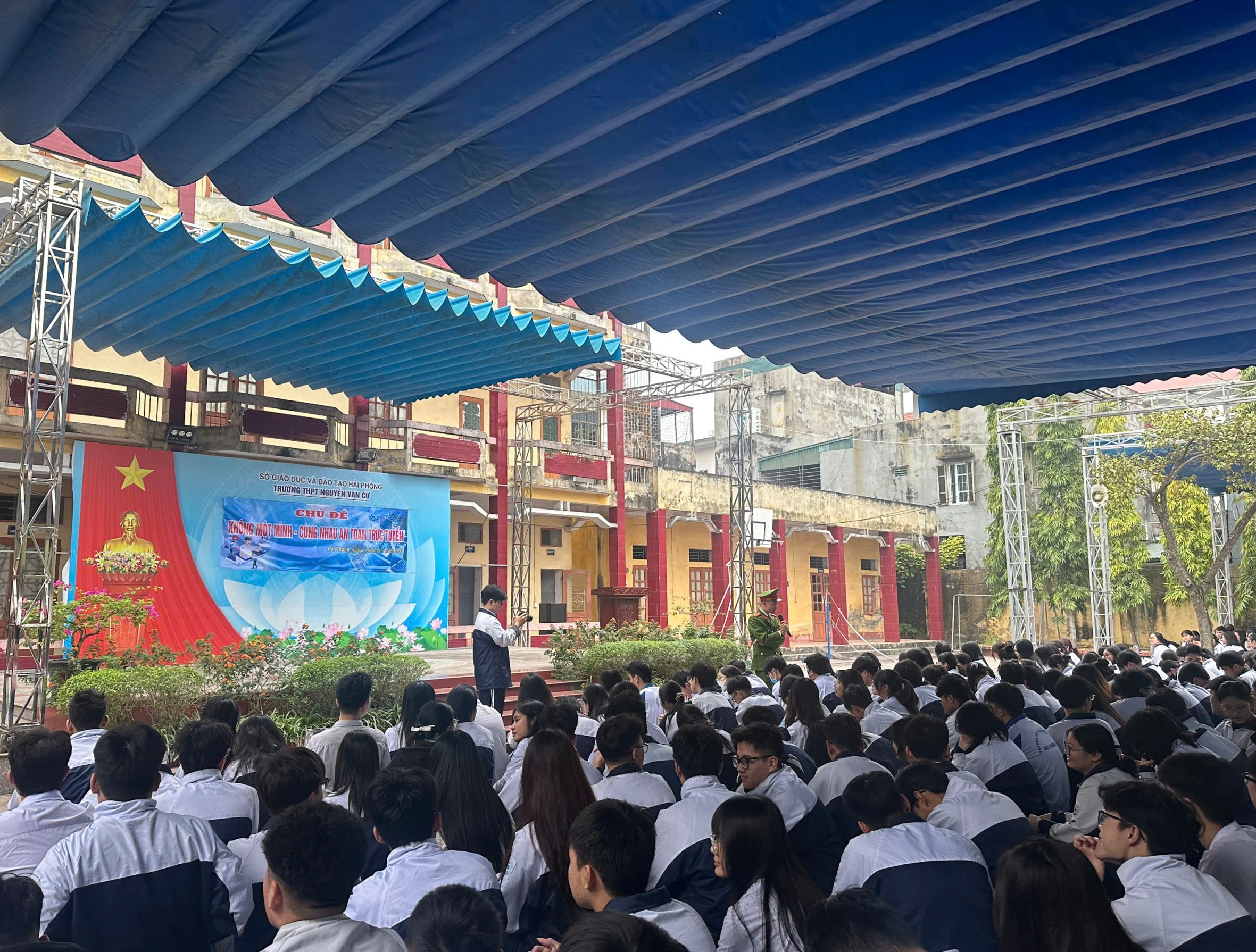 Công an phường Hải Dương triển khai chiến dịch “Không một mình” – “Cùng nhau an toàn trực tuyến” tại Trường THPT Nguyễn Văn Cừ (cơ sở 2)